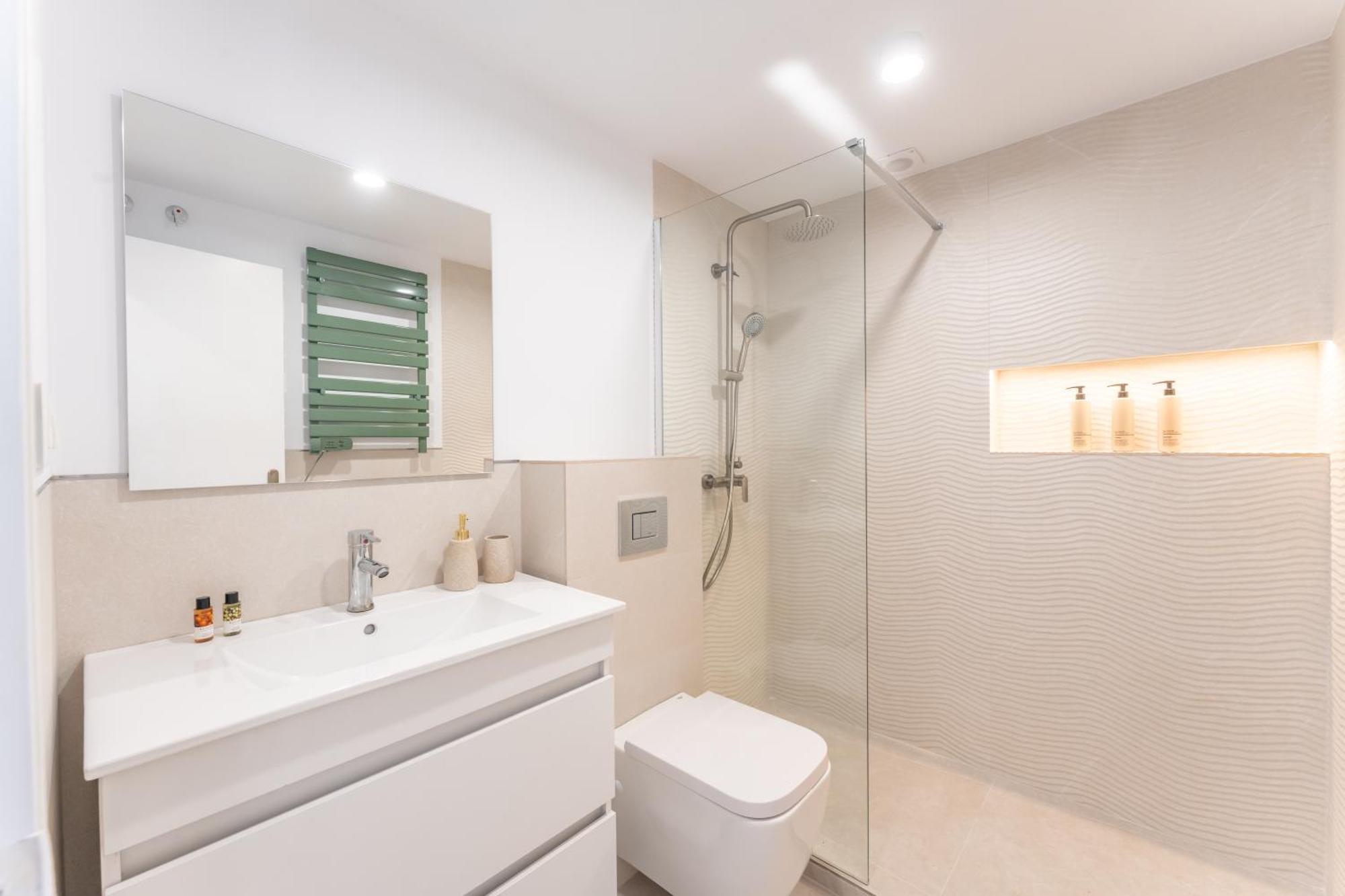 Apartment Renovated 2 Bedroom 5 Min Walk To The Marbella
