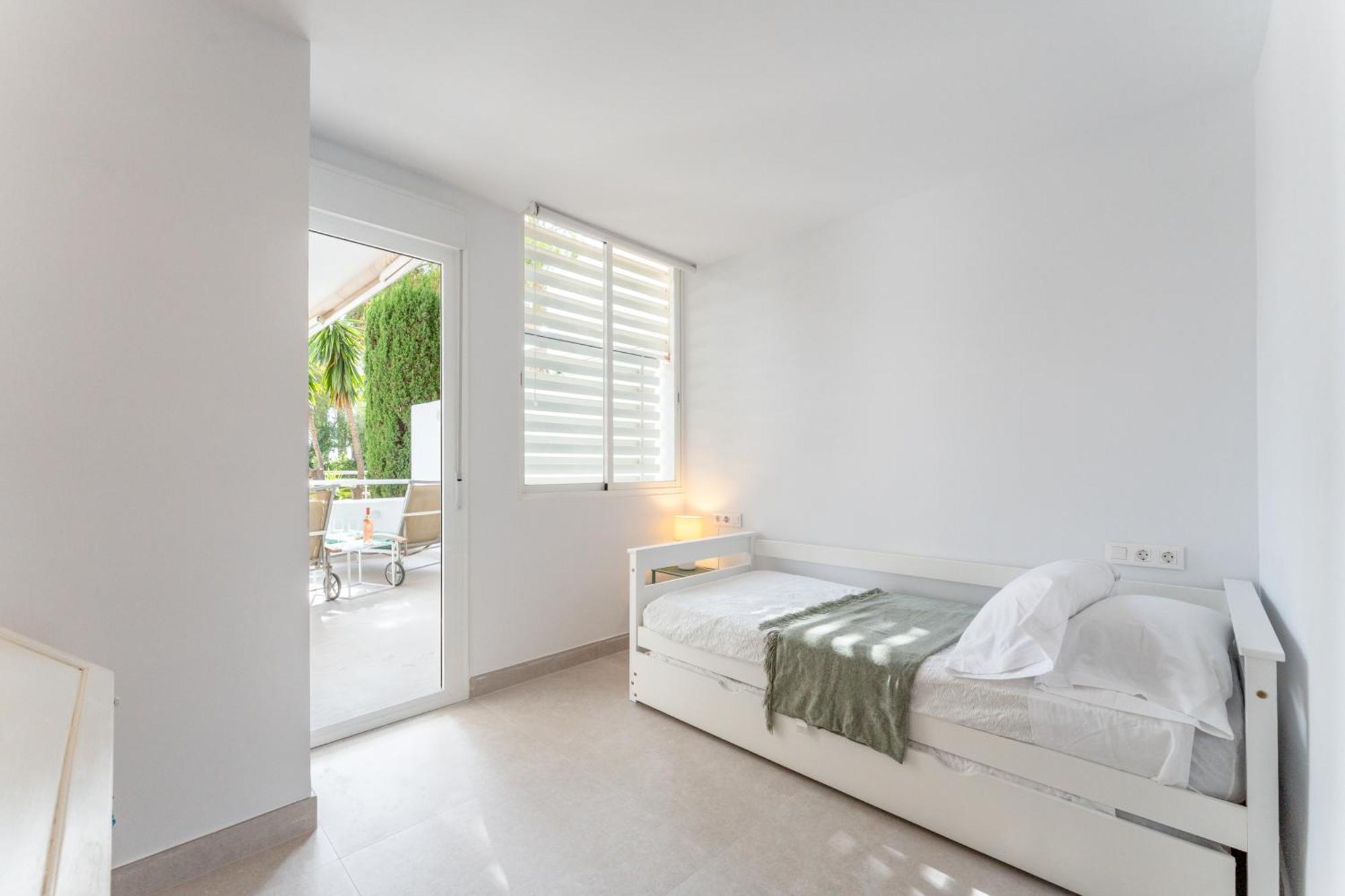 Renovated 2 Bedroom 5 Min Walk To The Apartment Marbella