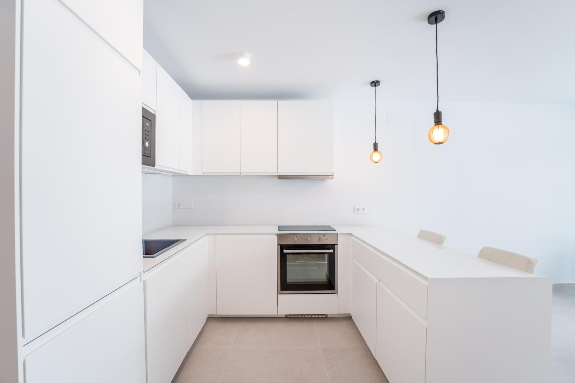 Apartment Renovated 2 Bedroom 5 Min Walk To The *