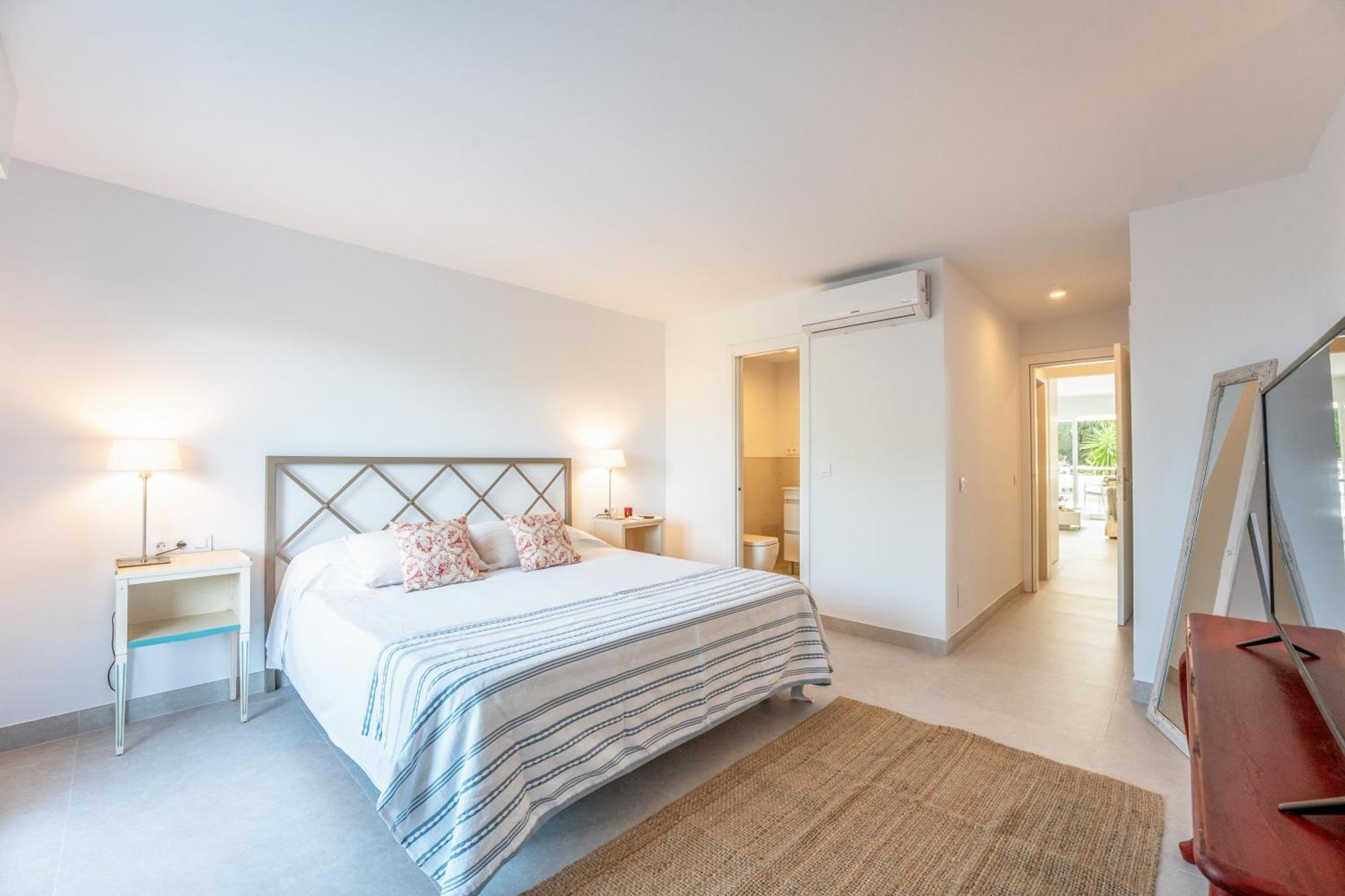 Renovated 2 Bedroom 5 Min Walk To The
