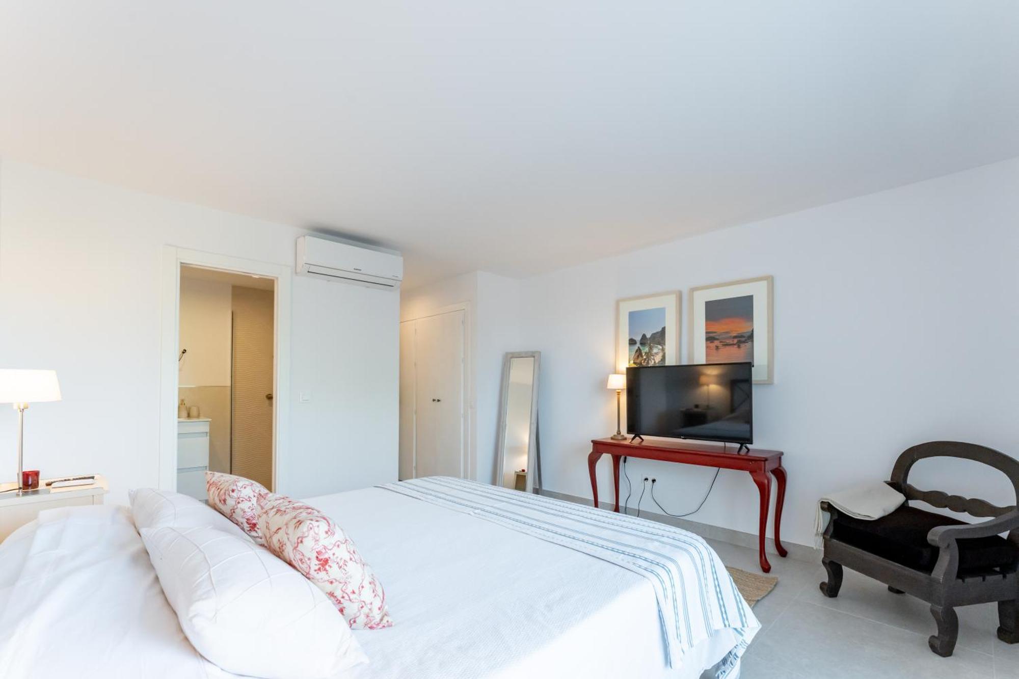 Renovated 2 Bedroom 5 Min Walk To The Apartment Marbella