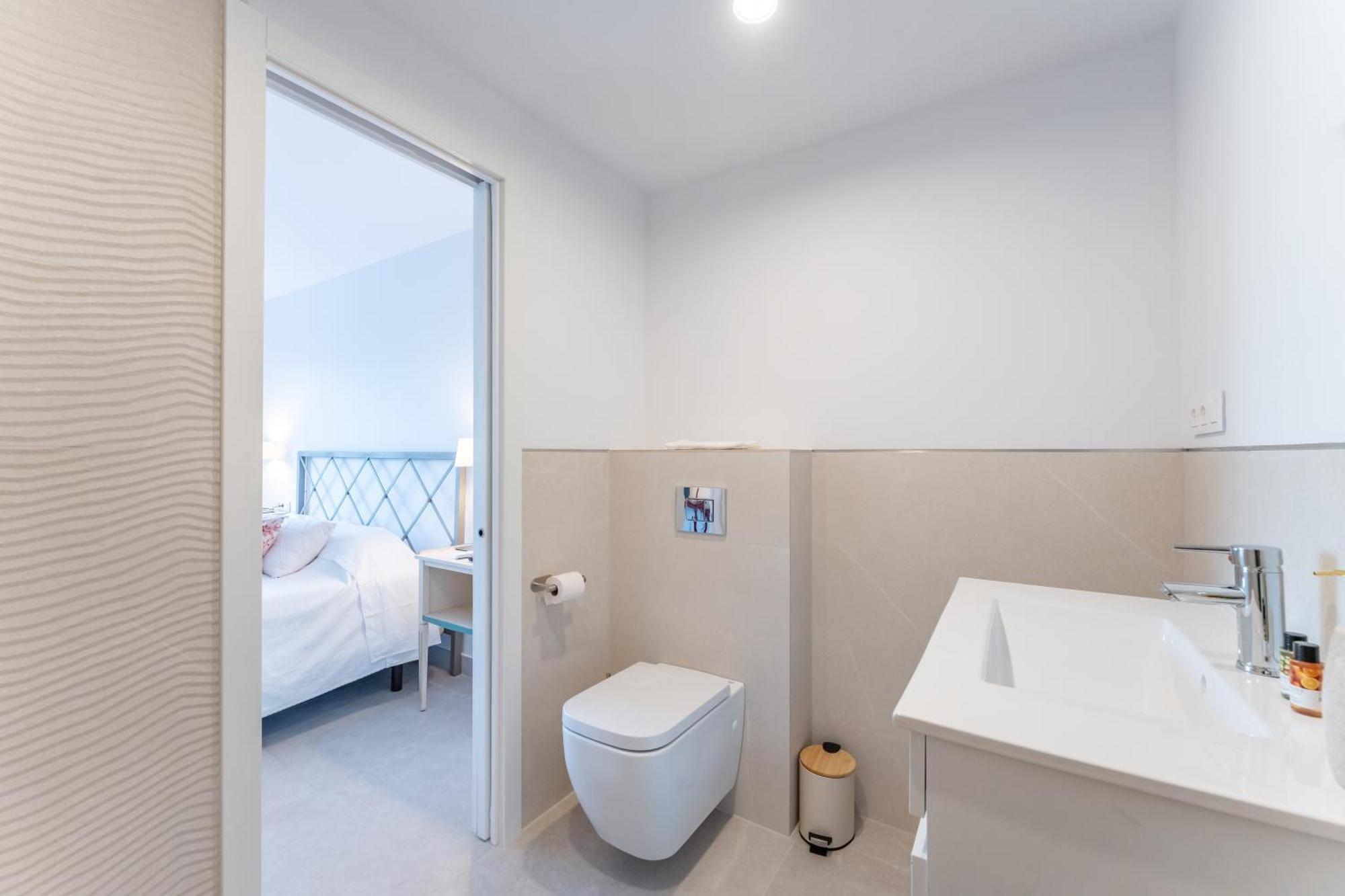 Apartment Renovated 2 Bedroom 5 Min Walk To The *