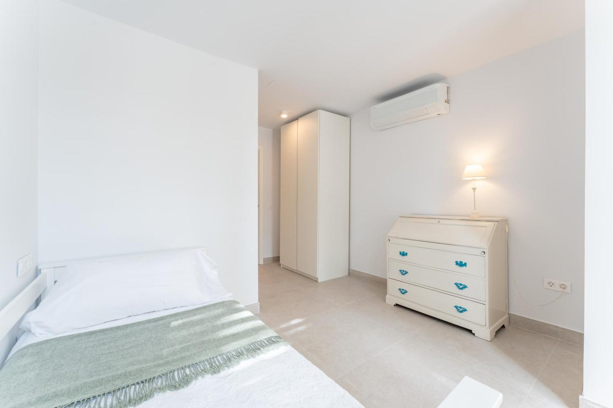 Renovated 2 Bedroom 5 Min Walk To The Apartment