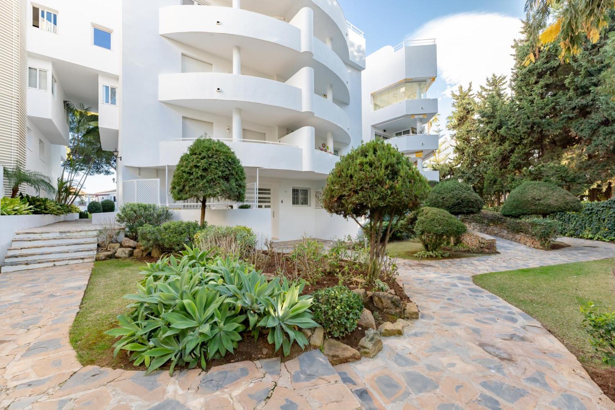 Renovated 2 Bedroom 5 Min Walk To The Apartment Marbella
