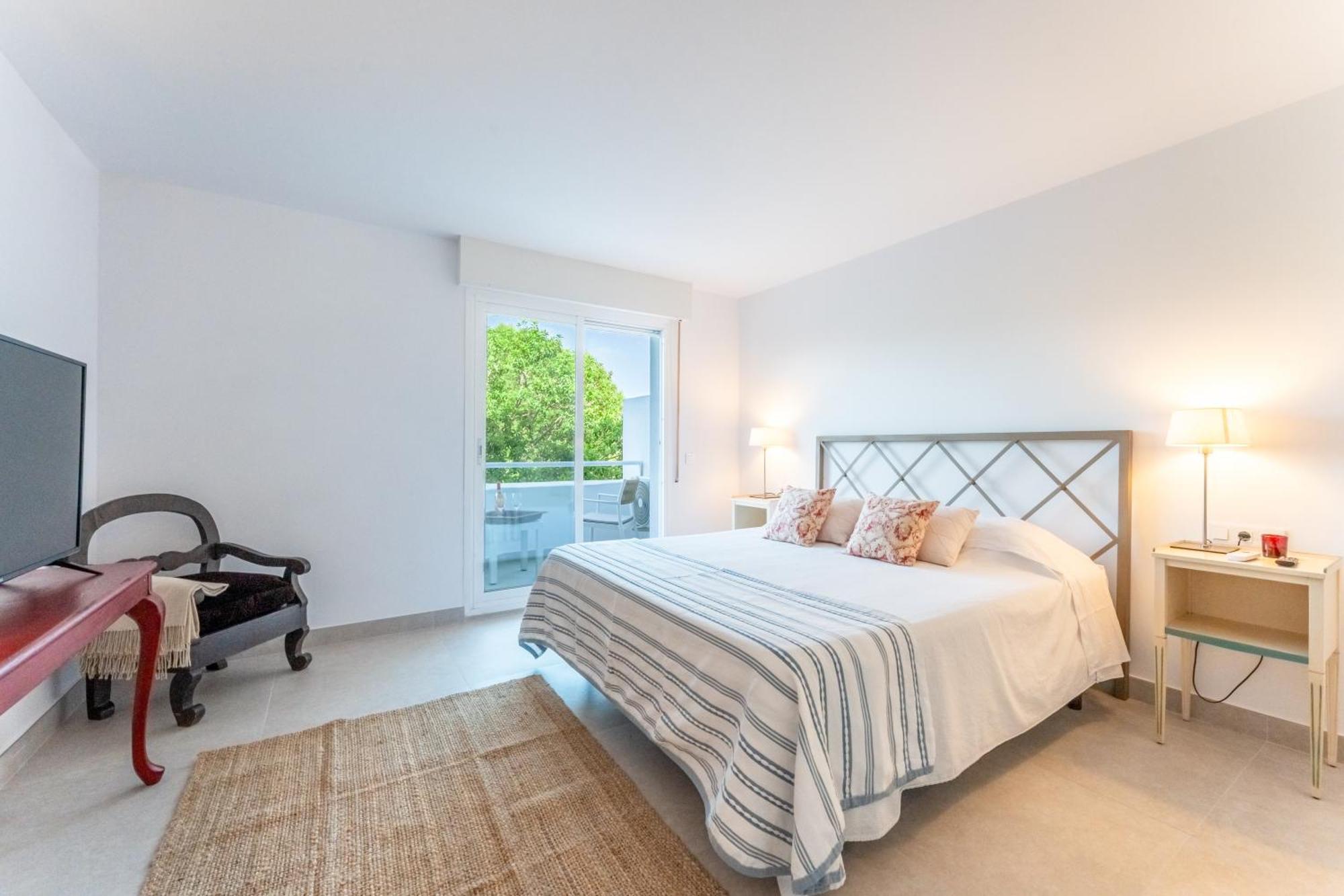 Apartment Renovated 2 Bedroom 5 Min Walk To The