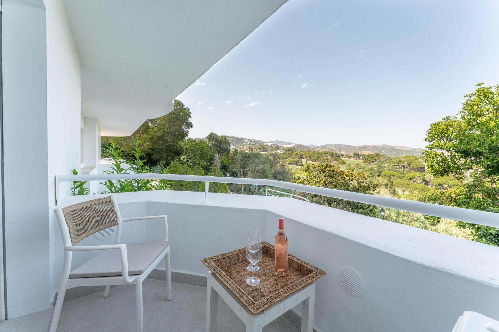 Renovated 2 Bedroom 5 Min Walk To The *
