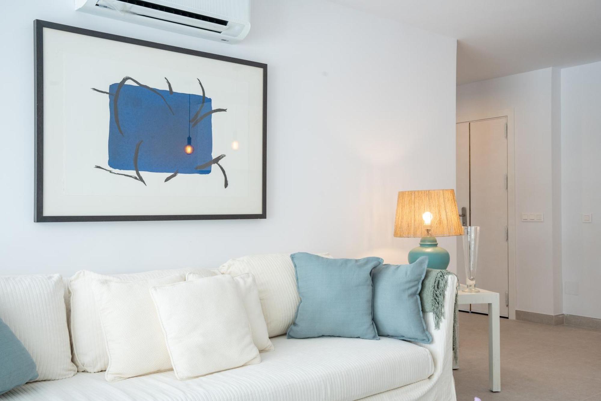 Renovated 2 Bedroom 5 Min Walk To The Apartment *