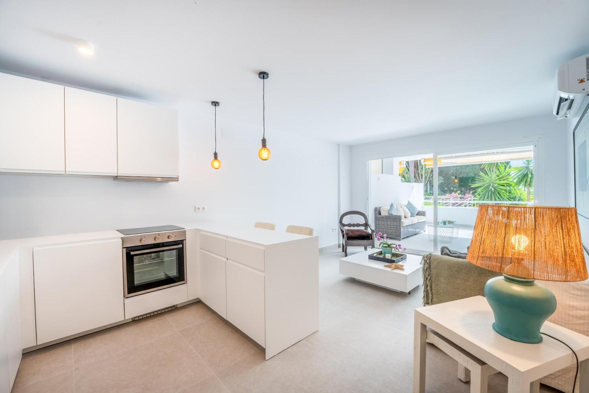Renovated 2 Bedroom 5 Min Walk To The *