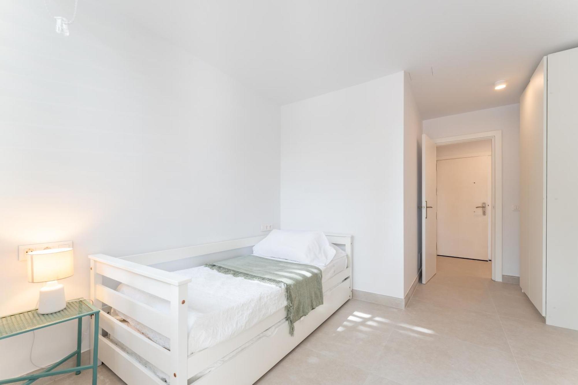 Renovated 2 Bedroom 5 Min Walk To The *